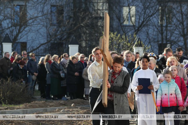 Инсценированный Крестный путь прошел у костела Пресвятой Троицы в Минске