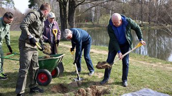 Комсомольскую аллею заложили на набережной в парке Победы