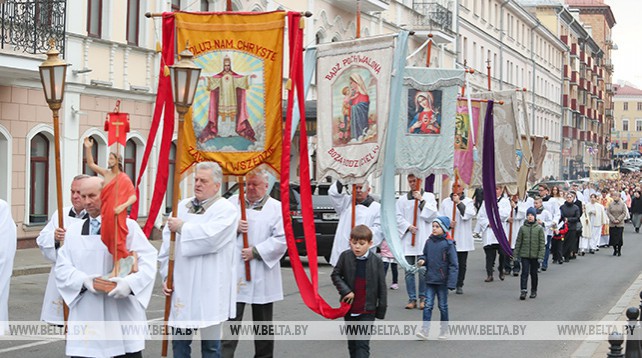Крестный ход прошел у архикафедрального костела в Минске