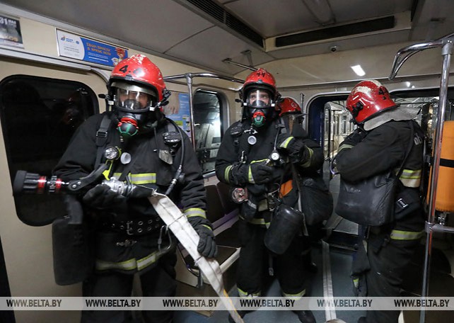 Спасатели провели ночное учение в метро