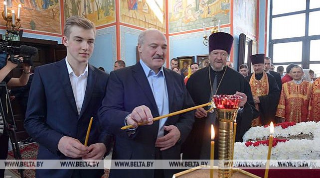 Лукашенко в праздник Пасхи зажег свечу в храме Рождества Христова в Логойском районе