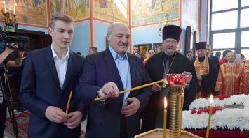 Лукашенко в праздник Пасхи зажег свечу в храме Рождества Христова в Логойском районе