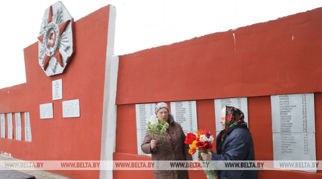 1156 воинов-освободителей погребены в двух братских могилах в деревне Новоселки Ветковского района