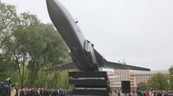 В Гомеле открыли памятный знак с бомбардировщиком Су-24