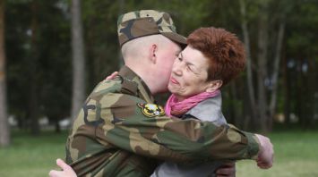 Более 200 военнослужащих торжественно проводили в запас в Гродно