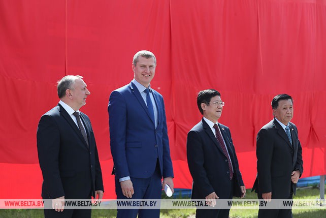 Министр экономики принял участие в торжественном мероприятии, посвященном Дню индустриального парка "Великий камень"