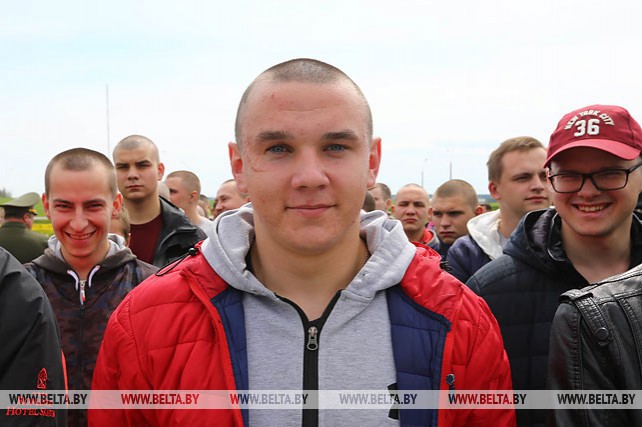 В Беларуси около тысячи призывников отправились на службу