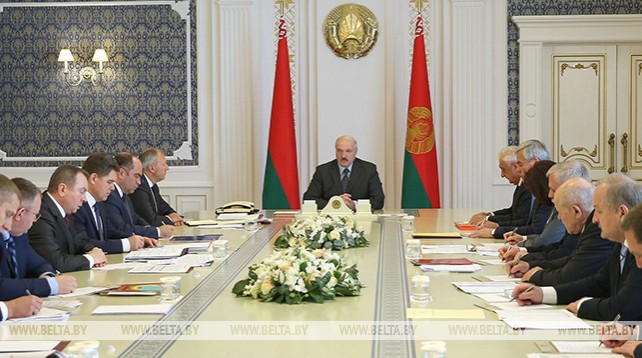 Лукашенко собрал совещание по экономическим вопросам