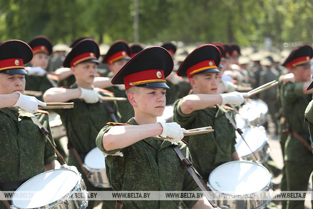 Около 4 тыс. военнослужащих в составе пеших парадных расчетов примут участие в параде 3 июля