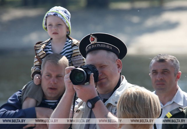 Парад пограничных катеров по Сожу прошел в Гомеле