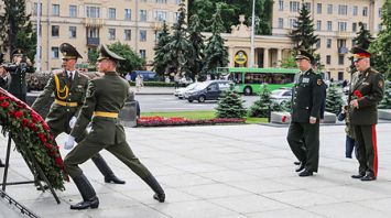 Начальник Объединенного штаба Центрального военсовета Китая возложил венок к монументу Победы в Минске