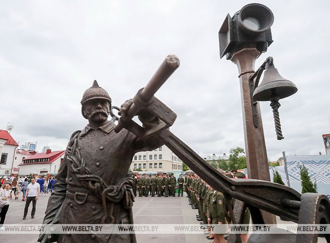 В центре Минска открыли скульптуру пожарного