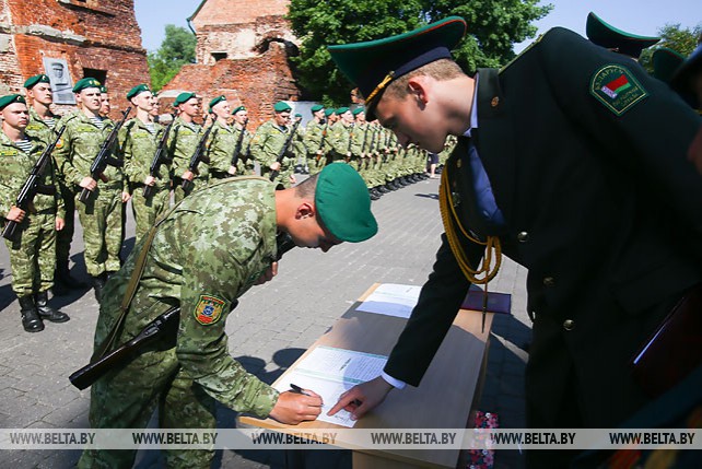 В Брестской крепости около 100 новобранцев органов погранслужбы приняли присягу