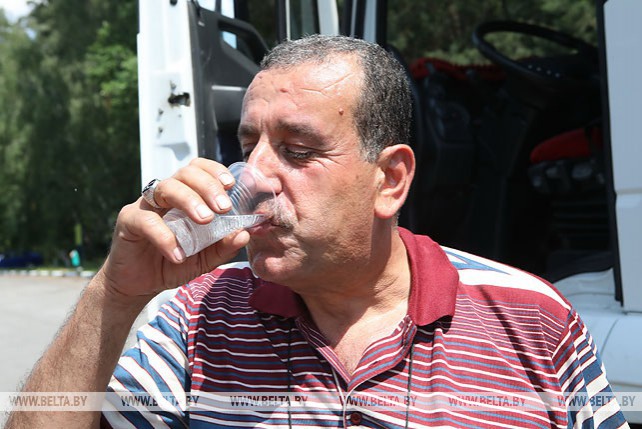 Акцию "Спасем водителей от жары" провели ГАИ и Красный Крест в Гомельском районе