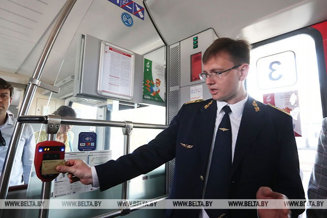 БЖД внедрила систему оплаты проезда бесконтактной банковской картой в поездах городских линий