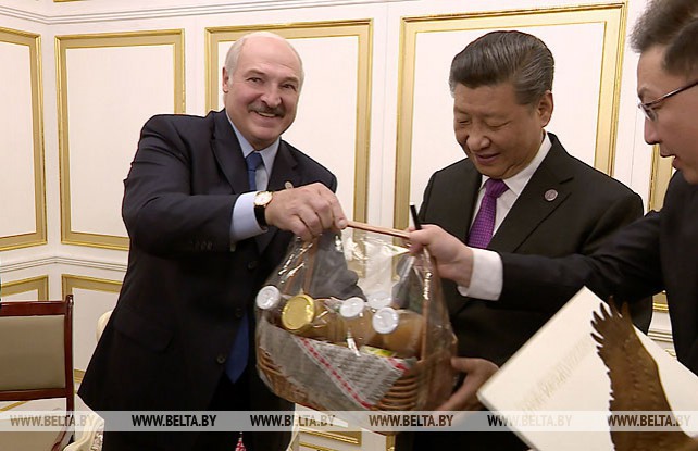Лукашенко подарил Си Цзиньпину ко дню рождения бронзового аиста и корзину продуктов из Александрии
