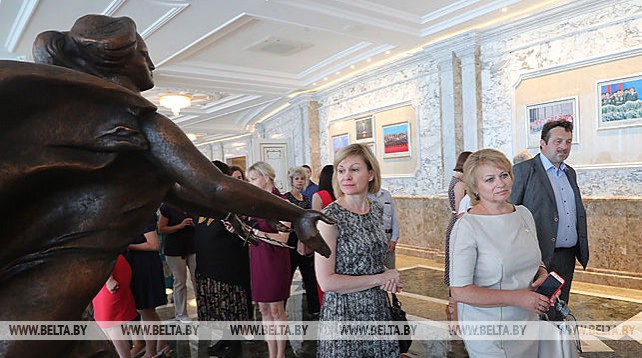 Белорусские медики посетили с экскурсией Дворец Независимости