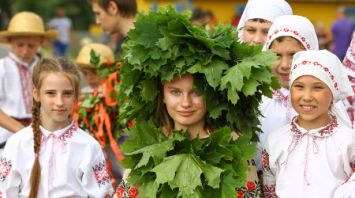 Троицкий обряд "Вождение куста" провели в Жабинковском районе