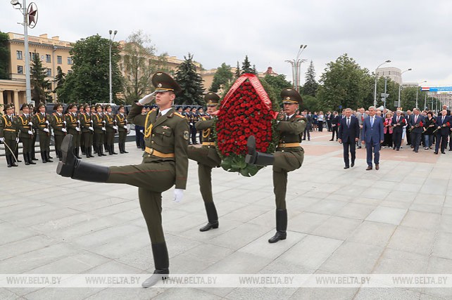 Союзные парламентарии возложили цветы к монументу Победы
