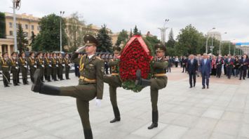 Союзные парламентарии возложили цветы к монументу Победы