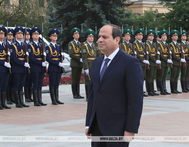 Президент Египта возложил венок к монументу Победы в Минске