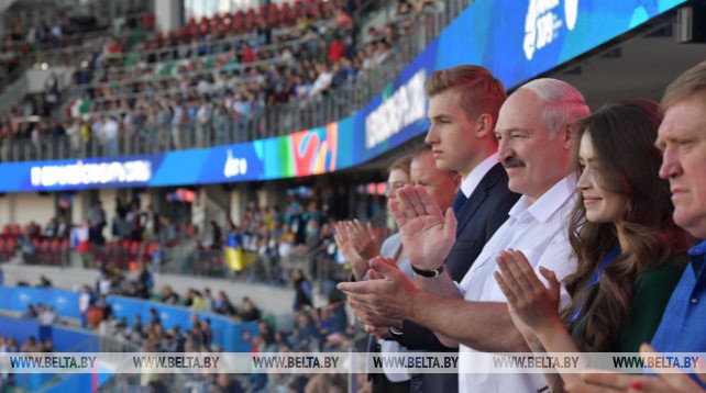 Лукашенко пришел на "Динамо" поболеть за белорусских легкоатлетов в финале командного турнира II Европейских игр