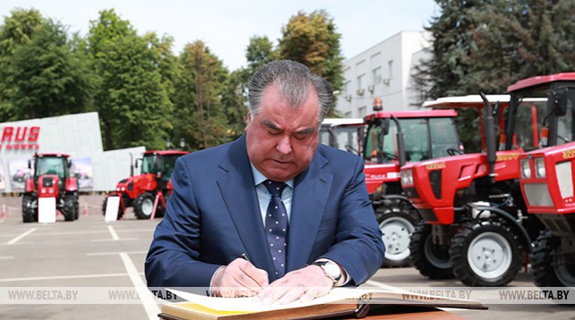 Президенту Таджикистана на МТЗ показали выставку белорусской техники