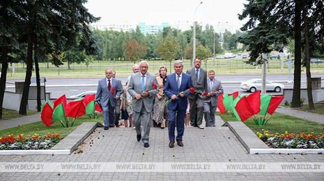 Мясникович и Андрейченко возложили цветы к мемориальному комплексу "Масюковщина" в Минске