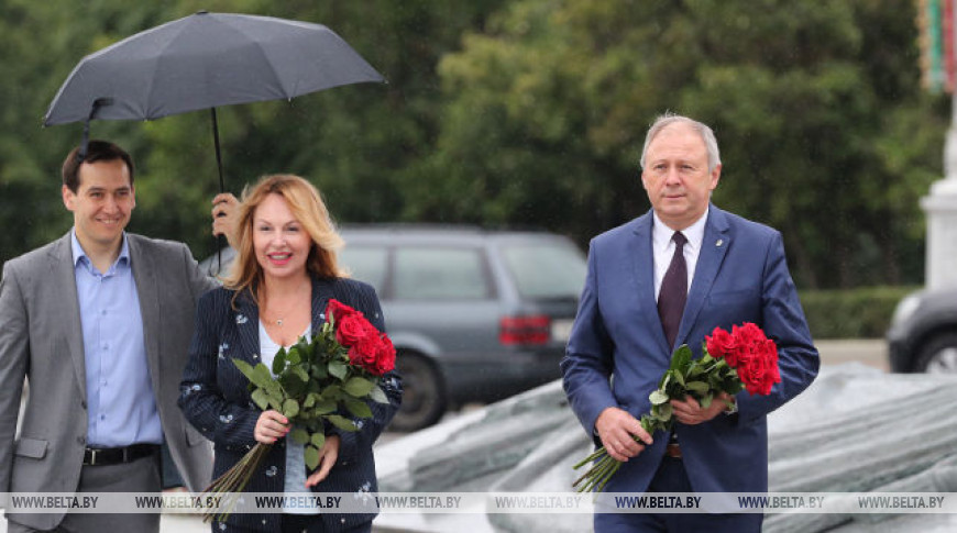 Румас возложил цветы к обелиску на площади Победы в Минске