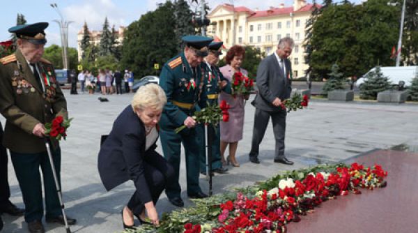 Петришенко, Костевич и Карлюкевич возложили цветы к обелиску на площади Победы в Минске