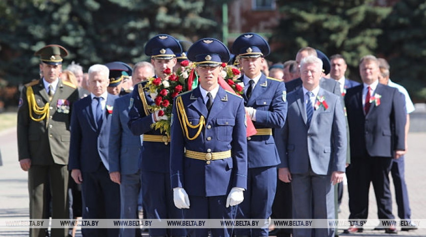 В Бресте День Независимости начали с возложения цветов к мемориалам воинской славы