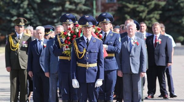 В Бресте День Независимости начали с возложения цветов к мемориалам воинской славы