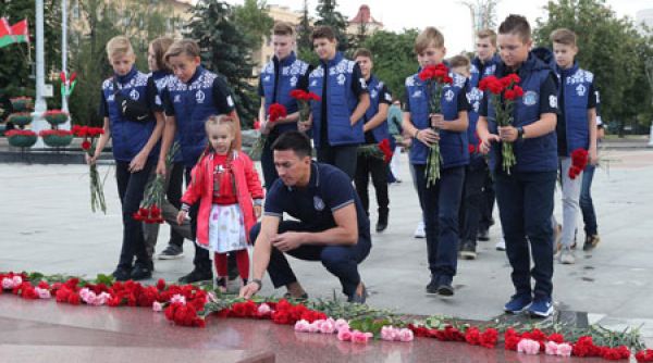 Юные хоккеисты возложили цветы к обелиску на площади Победы в Минске