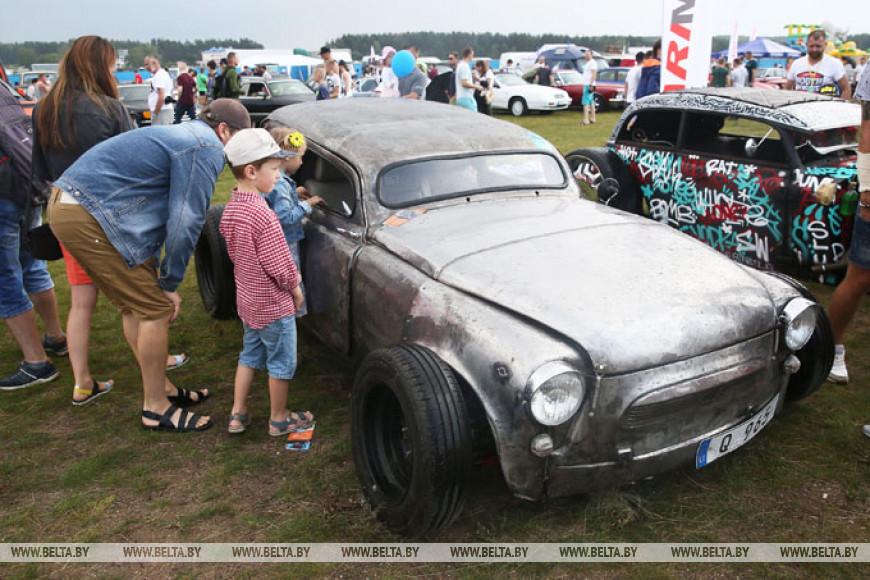 Более 500 редких авто представили на фестивале SunDay под Гродно