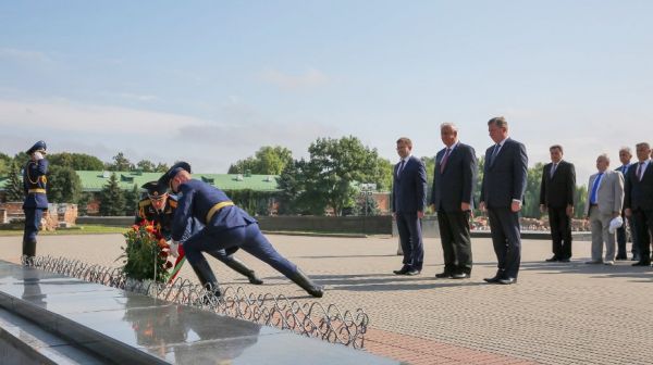 Мясникович возложил цветы к Вечному огню в Брестской крепости