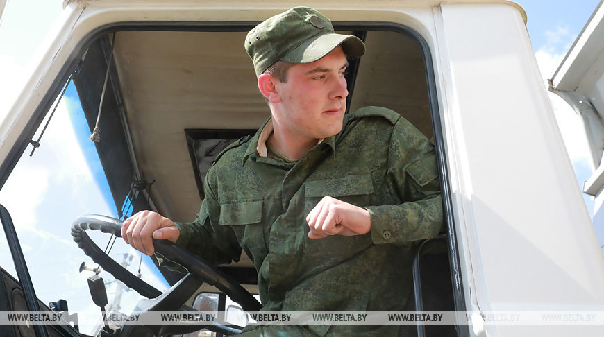 Армия помогает в уборке зерновых хозяйствам Мстиславского района