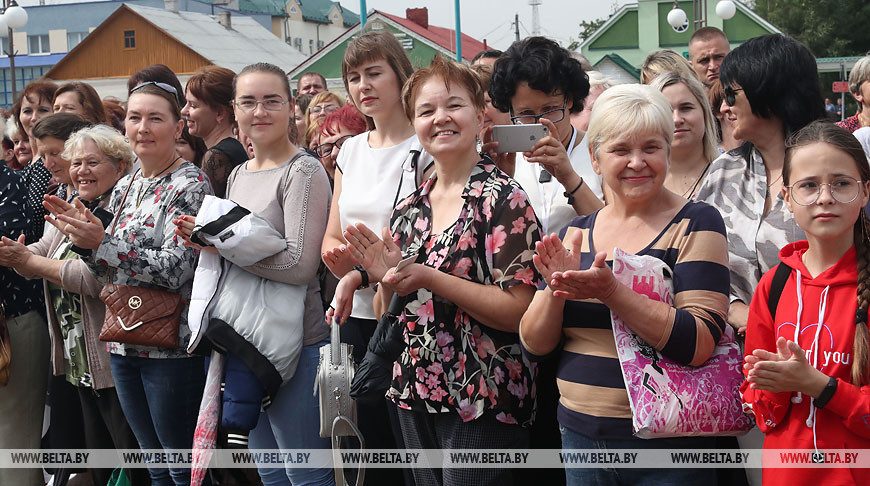 Лукашенко во время рабочей поездки в Ивьевский район пообщался с жителями райцентра