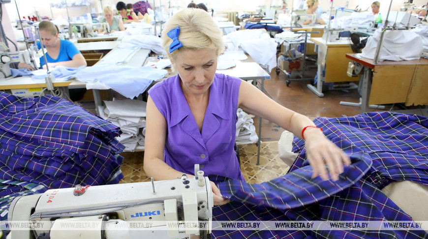На Мозырской швейной фабрике "Надэкс" завершается пошив новой коллекции одежды