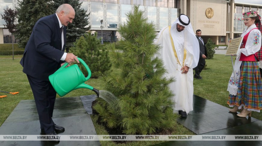 Наследный принц Абу-Даби посадил дерево на Аллее почетных гостей у Дворца Независимости