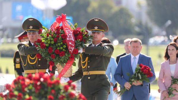 Празднование Дня города в Минске началось с возложения цветов к стеле