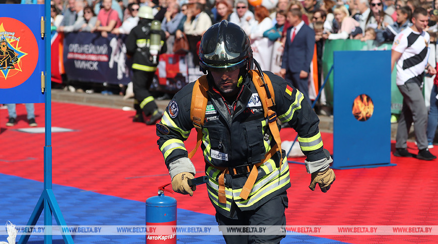 IV Международные соревнования "Сильнейший пожарный-спасатель" проходят в Минске