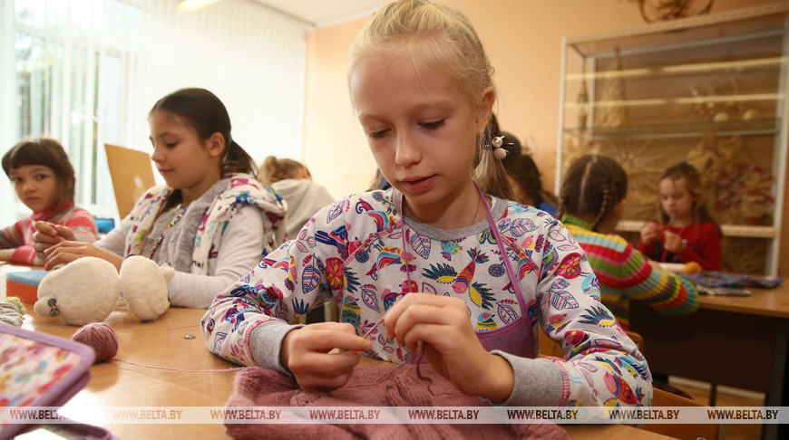 Теплые вещи ручной работы подарят пожилым людям и ветеранам школьники в Гродненской области