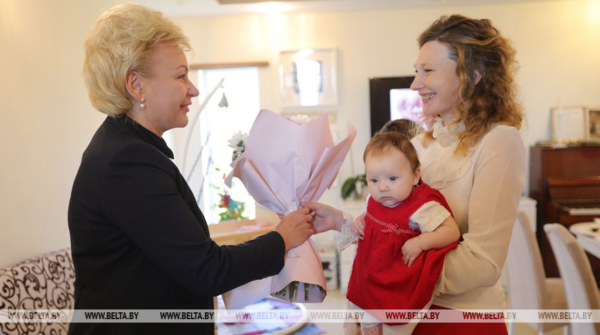 Костевич посетила многодетную семью в День матери
