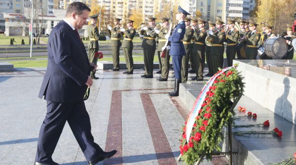 Губернатор Новгородской области возложил венок к стеле "Минск - город-герой"