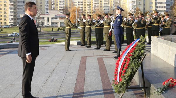 Губернатор Свердловской области РФ возложил венок к стеле "Минск - город-герой"