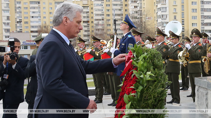 Президент Кубы возложил венок к стеле "Минск - город-герой"