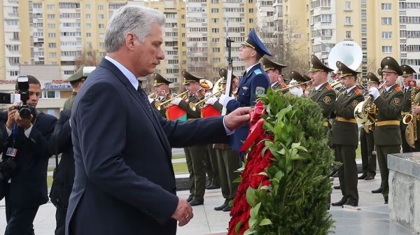 Президент Кубы возложил венок к стеле "Минск - город-герой"