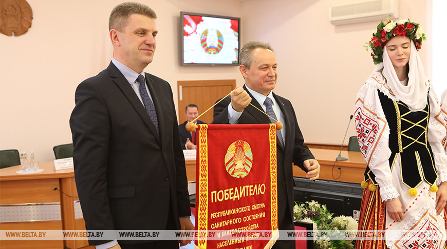 Вице-премьер передал мэру Гомеля вымпел победителя смотра-конкурса по благоустройству