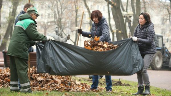 Сотрудники Администрации Президента трудились на субботнике в Александровском сквере