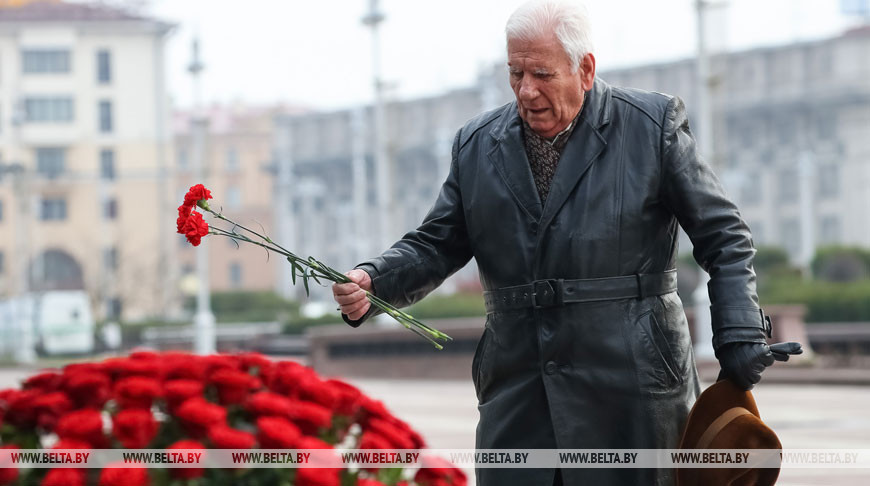 Цветы к памятнику Ленину возложили в Минске